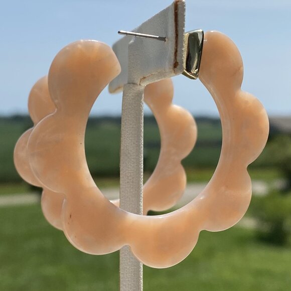 Soft Pink Resin Scalloped Hoop Earrings, Excellent Condition, No Backs/Stops - Picture 3 of 9